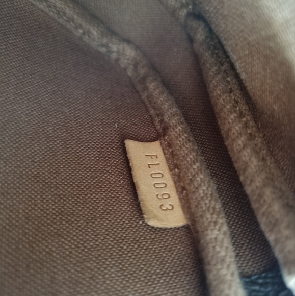 Louis Vuitton Pochette Accessories Mini - Picture 8 of 9